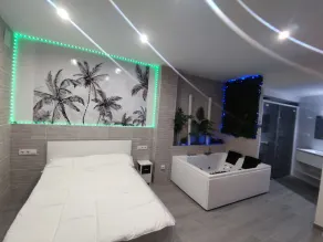 Beachfront apartment with private spa - Image 2