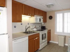 Beachblock condo with pool and only steps from the beach - Image 5