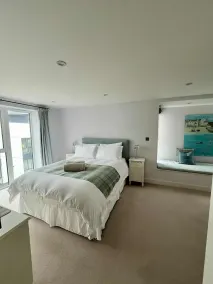 Luxurious 2 bedroom apartment, fabulous views, 3 minute walk from Fistral Beach - Image 5