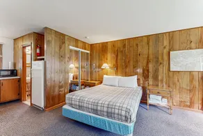 Cozy hotel-style suite right on the water, shared patio, free WiFi - Image 4