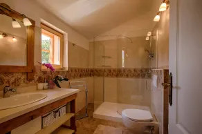 Villa avec terrasse, barbecue et jardin | Vue piscine - Image 2