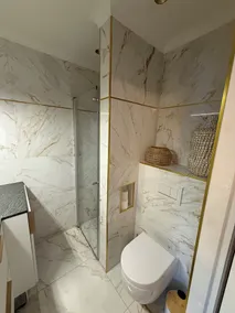 Modern Luxury Flat - Steps to Station - Image 2