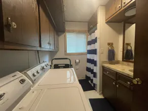 Lakefront home with 3 bedrooms, 2 baths, great for groups up to 10 - Image 4