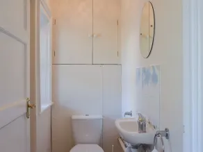 1 bedroom accommodation in Ventnor - Image 3