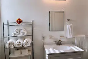 Beautiful 1 bedroom/free parking/pet friendly126A - Image 3