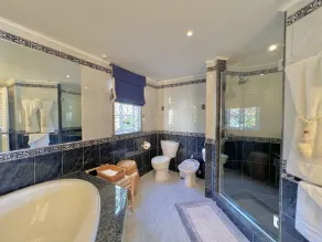 Reeds House on Reeds Bay. On the sea with Wonderful Sea Views From Every Room. - Image 3