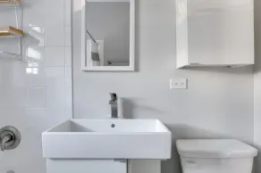 Sleek Evanston 1BR w/ Dishwasher, walk to Northwestern, by Blueground - Image 2