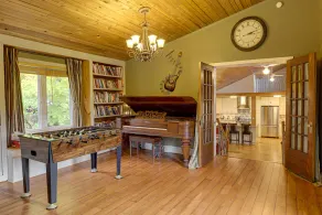Gorgeous and spacious Winfield Chalet just steps away from Georgian Bay! - Image 2