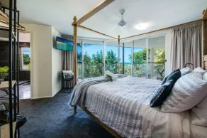3-bed contemporary designed townhouse with sea views from all rooms - Image 5