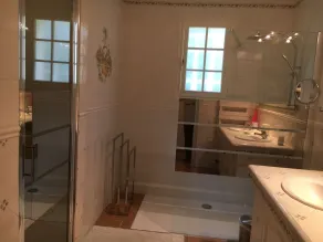 Karakterhus i Provence Gard, meget behageligt at bo i, 200 m2, aircondition, amerikanske billard, beliggende ved foden af klosteret St. Roman, roligt garanteret, boule court. - Image 4