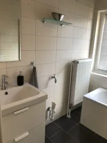 2 bedroom, 80 sqm bright upper floor apartment in city villa. City center location. - Image 3