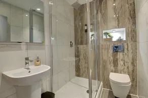 QE2 Loft Apartments - Image 5