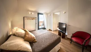 New and elegant apartment directly overlooking the lake:wonderful view - Image 5