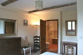 Spacious Georgian barn, traditional oak beams throughout in idyllic countryside. - Image 2