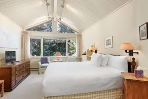 Clarendon Unit 2, Beautiful Townhouse, Expansive Living Area, Vaulted Ceilings, Private Patio - Image 5