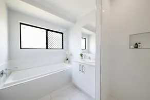 Modern 5 Bedroom , 3 Bathroom Holiday Home with Sparkling Pool - Image 3