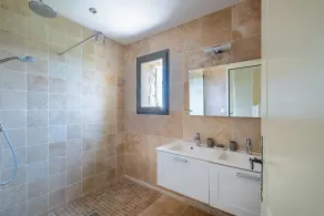 Spacious, comfortable stone farmhouse with swimming pool for 8 people in Uzès - Image 2