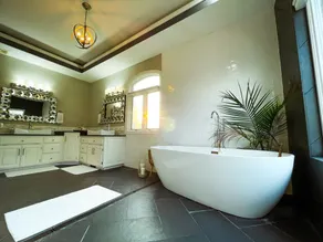 Lake Front, Heated Pool Year-Round - Image 4