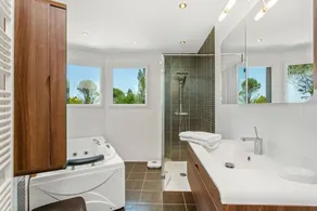 Villa with heated pool in a privileged setting - Image 2
