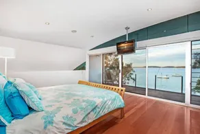 Luxury Waterfront Home con piscina a sfioro a 5 minuti da servizi per famiglie - Image 3