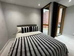 Sheffield City Comfort Apartment - Image 2