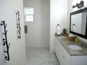 Stunning & Modern w Roman Bath, Fireplace, Firepit - Image 3