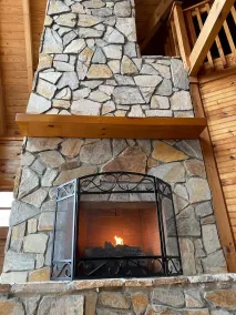 Long-range mtn views, huge deck, spa, play room, 1 mile to ski resort & trails - Image 4