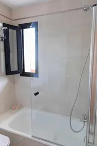 Apartamento junto a la playa con piscina y parking - Image 4