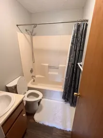 Hidden Gem 10 mins to Downtown or Wrightsville Beach. Brand New King Sized Bed - Image 2