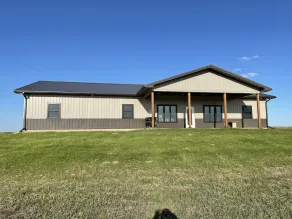 Spacious lodge with fishing pond. - Image 2