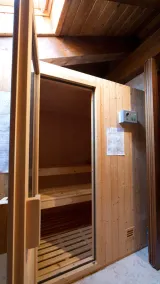 Delet niveau fladt i St Nicolas med en fantastisk udsigt og en sauna - Image 2