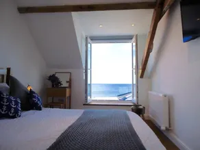 A romantic retreat with spectacular sea views, right by the beach - Image 5