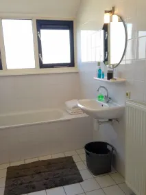 Vivenda de luxo com sauna familiar, banheira de hidromassagem ao ar livre, Wi-Fi, perto da praia (500 m) - Image 4