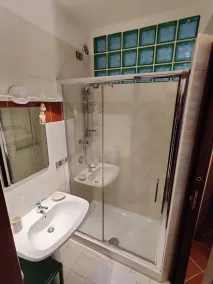 Spacious apartment in seafront condo - Image 3