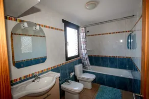 House in a quiet area with private swimming pool - Image 4