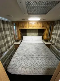 COZY MOTOR HOME... - Image 5