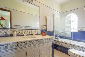 Villa Beach Palace Luxury 5 Bed Villa w/ heated pool, Jacuzzi, 500m Beach AC - Image 5