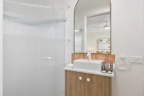 Bright 2-Bed Apartment with Stunning Ocean Views - Image 3