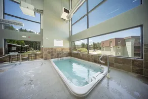 1 Schlafzimmer mit kostenfreiem WLAN, Flachbild-TV und neben dem Fraser River - Image 2