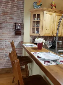 Downtown Chatfield-Schöne 2. Fl Loft (2 Bdrm / 1 Bad) w / Private Deck & Hottub - Image 5