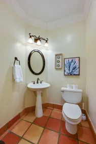 Game room, 16 Beds, Pool, Hot tub, 12 min to Downtown - Image 2