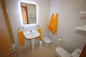 Einfach herrlicher Luxus 2-Zimmer-Maisonette-Dachgeschoss mit Meerblick, Pool und WLAN - Image 2