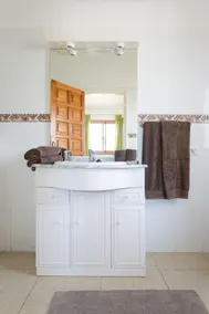 LUXUS SONNIGE VILLA MIT ATEMBERAUBENDEM BLICK, KOSTENLOSEM WIFI UND HEIZBAREM PRIVATEN POOL - Image 3