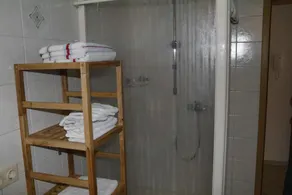 Apartamento acolhedor com terraço e acesso Wi-Fi - Image 4