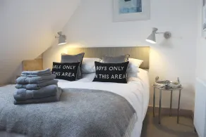 Unique & stylish luxury apartment with fabulous views & parking. Sleeps 4 - Image 4