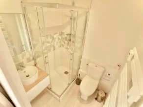 Spacious apartment for 10 with wifi and parking in Courchevel - Image 2