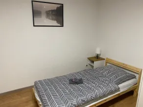 Schöne Wohnung mit Wohnzimmer und Esstisch - Image 2