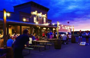SPEZIELLES GRAND OPENING ANGEBOT!  Holen Sie sich 4 Tickets für die Central Waters Anniversary Party - Image 4