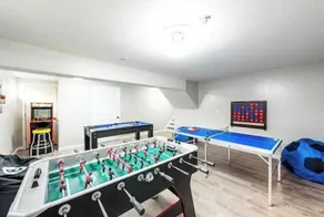 Spacious home, game room. pool table- basketball court. 2 King beds,Free parking - Image 3