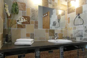 Auténtica casa de pueblo de 150 m² con piscina cerca del centro de la ciudad. - Image 3